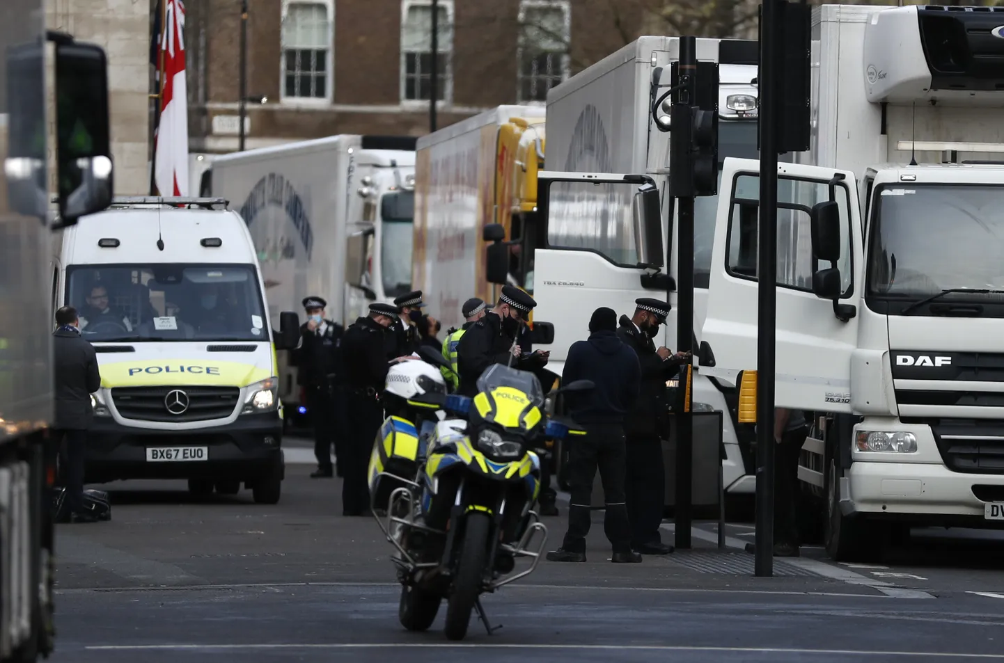 Kalaveokid Briti peaministri Boris Johnsoni residentsi ees.