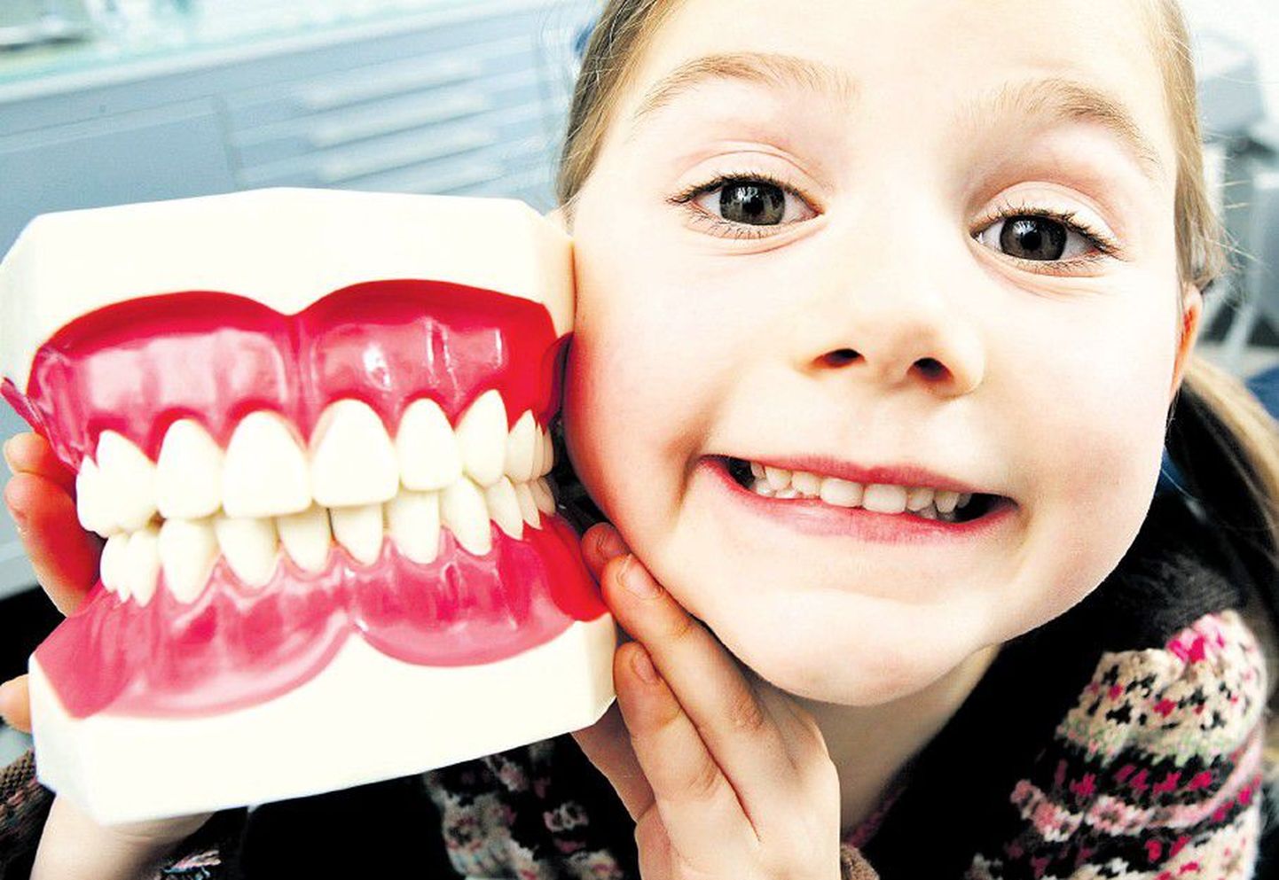 Отправляясь на прием к зубному врачу, захватите с собой и ребенка, чтобы он смог привыкнуть к непривычной обстановке и в процессе игры преодолеть страх и отчуждение. Через каждые полгода после появления первых зубов следует показывать ребенка стоматологу.