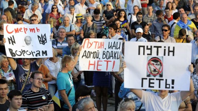 Ukrainas atbalstītāji protestē Mariupolē pret Krievijas uzsākto iebrukumu Ukrainā 