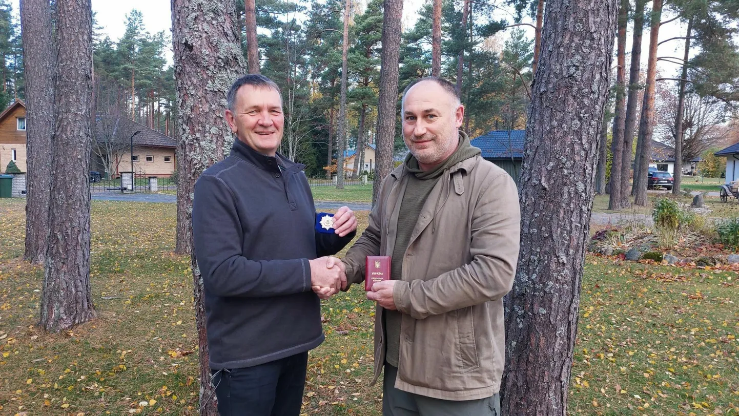 Abi eest Ukrainale annetas Harkivi oblasti Pervomaiski heategevusfond Dzerelo Raimond Pärnale ordeni. Auraha andis pärnumaalasele üle tema Ukraina äripartner Aleksander Bereznoi.