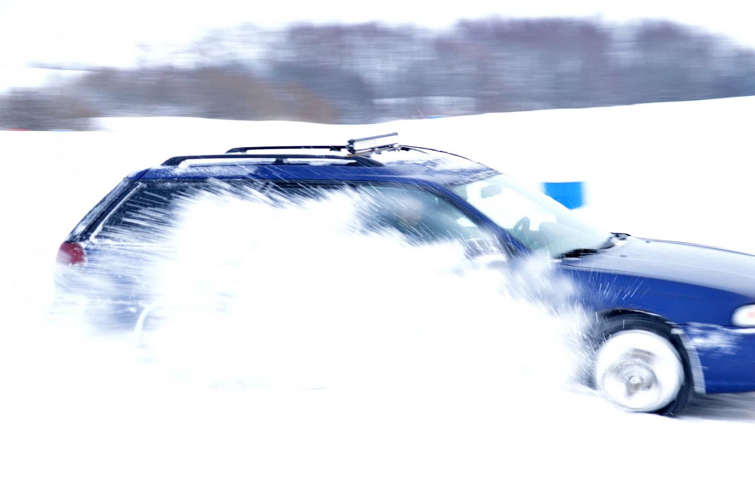 Linnatänavad ei ole driftimiseks, selleks sobivad jäärajad. Subaru Lasila põllul.
