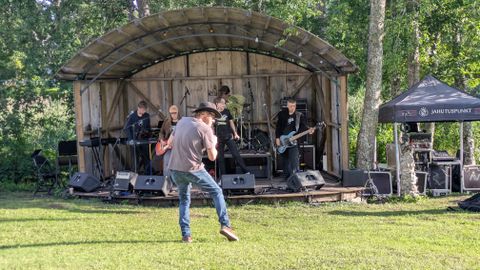 FOTOD ⟩ Porkuni Bluusi tõmbasid käima verinoored rokimehed Mulgimaalt