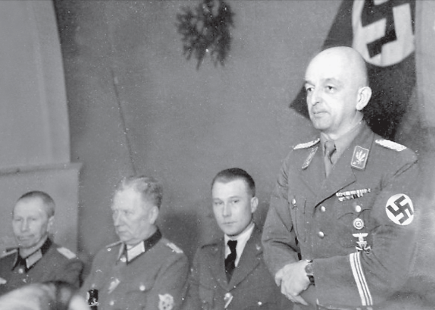 Карл-Зигмунд Литцманн (справа) был эстонским генерал-комиссаром Государственного комиссариата по оккупированным Германией восточным землям, базировавшимся в Таллинне во время Второй мировой войны.