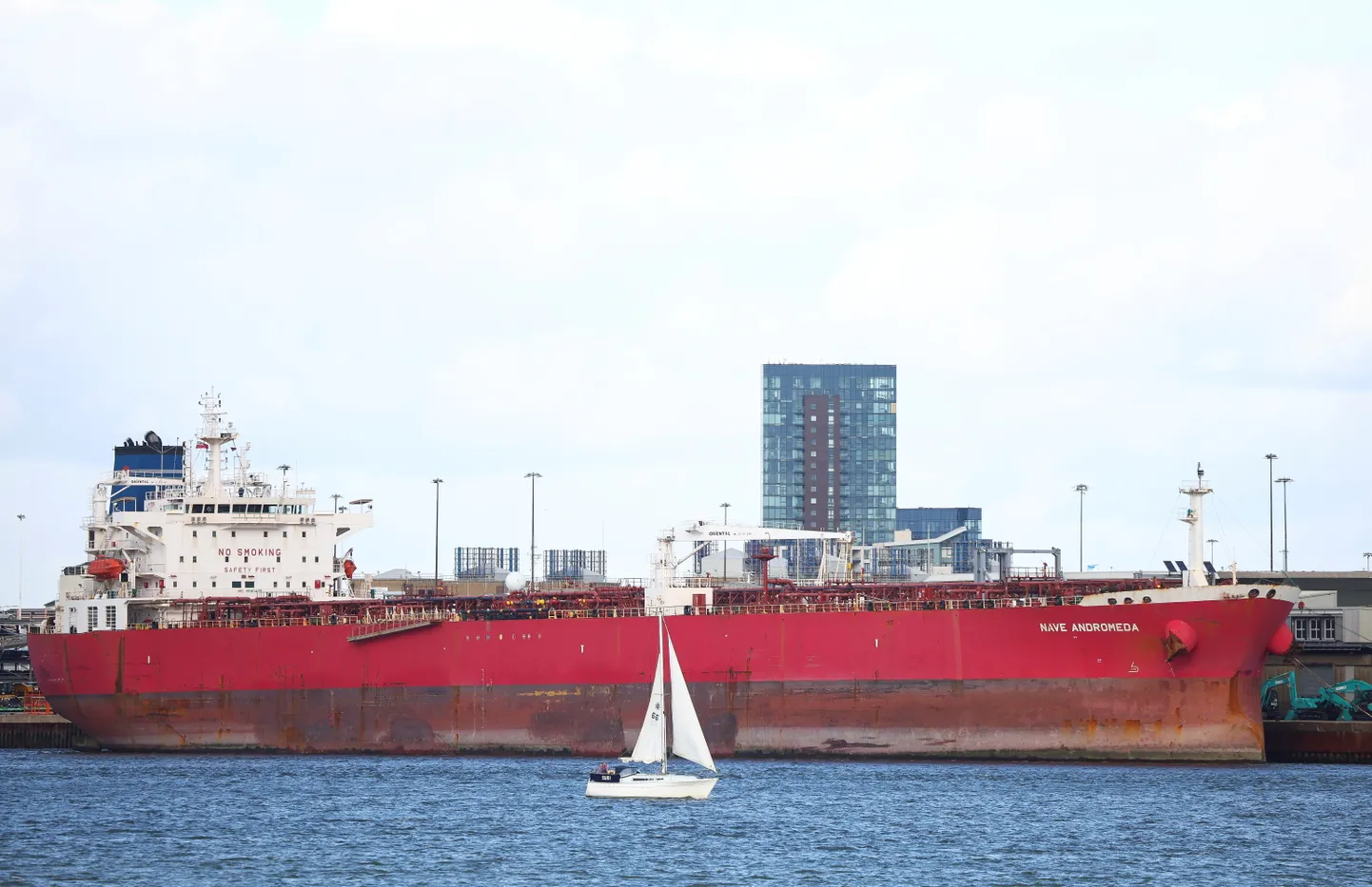 Tanker Nave Andromeda Southamptoni sadamas.