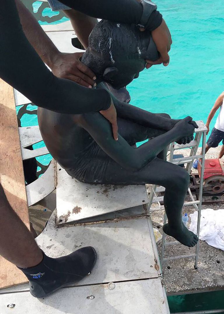 Maldiivide politsei kunstiteost hävitamas