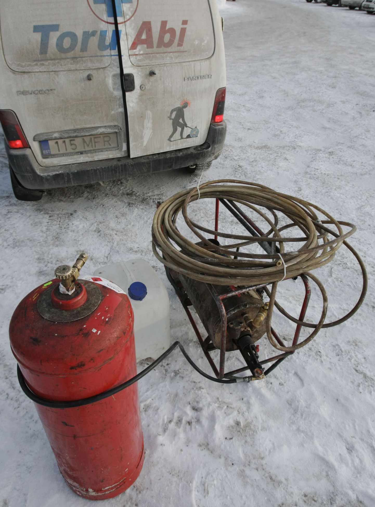 Külmunud veetorude lahtisulatamiseks tuleb kasutada tehnikat.