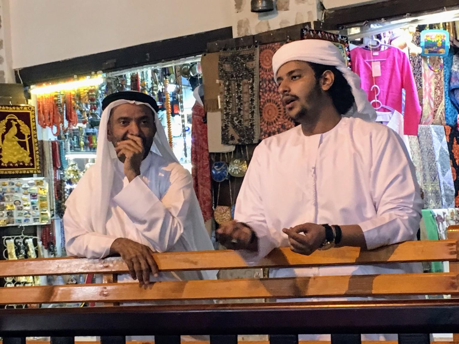 Kandura on Araabia poolsaarel meestel tavaline rõivaese, kuna see on põrgukuumuses praktiline.
