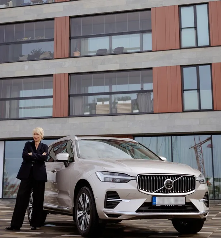 Volvosse mahuvad kõik Eva kotid ja kingad ja vahel ka kast šampanjat.