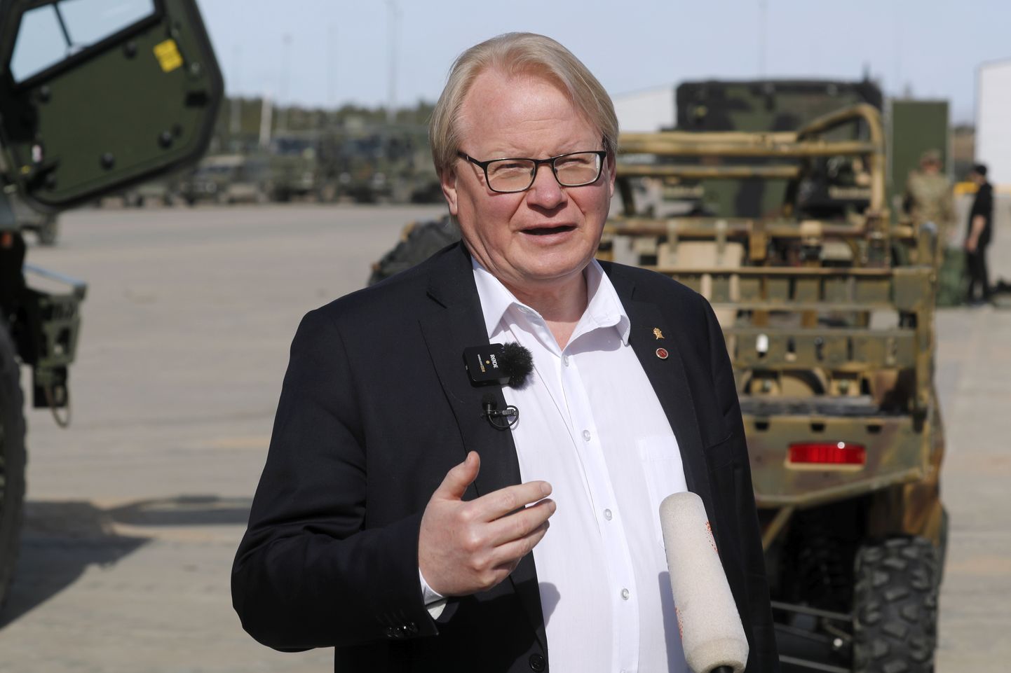 Rootsi kaitseminister Peter Hultqvist külastas 13. aprillil 2022 Lätis Ādažis asuvat sõjaväebaasi