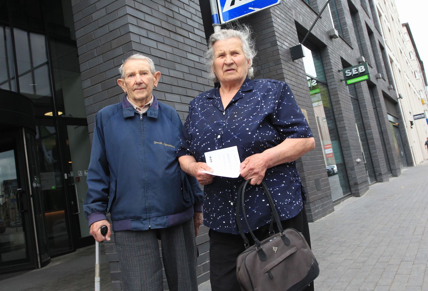 Viktor ja Helmi Linnamägi võtsid pangalt saadud kirja peale eile ette teekonna Otepäält Tartusse SEB pangakontorisse, et oma elukohta kinnitada. Selgus, et edaspidi peavad nad selle käigu vähemalt korra aastas ette võtma.
SILLE ANNUK