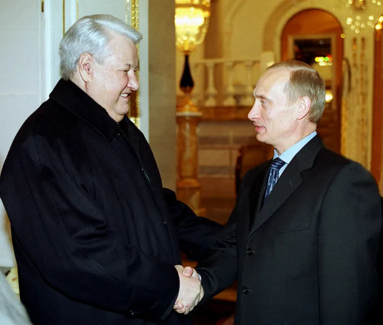 Борис Ельцин пожимает руку премьер-министру Владимиру Путину во время их встречи в Кремле, в последний день работы президентом 31 декабря 1999 года. В новогоднюю ночь Ельцин объявил о своей отставке и о том, что исполняющим обязанности президента становится Путин.