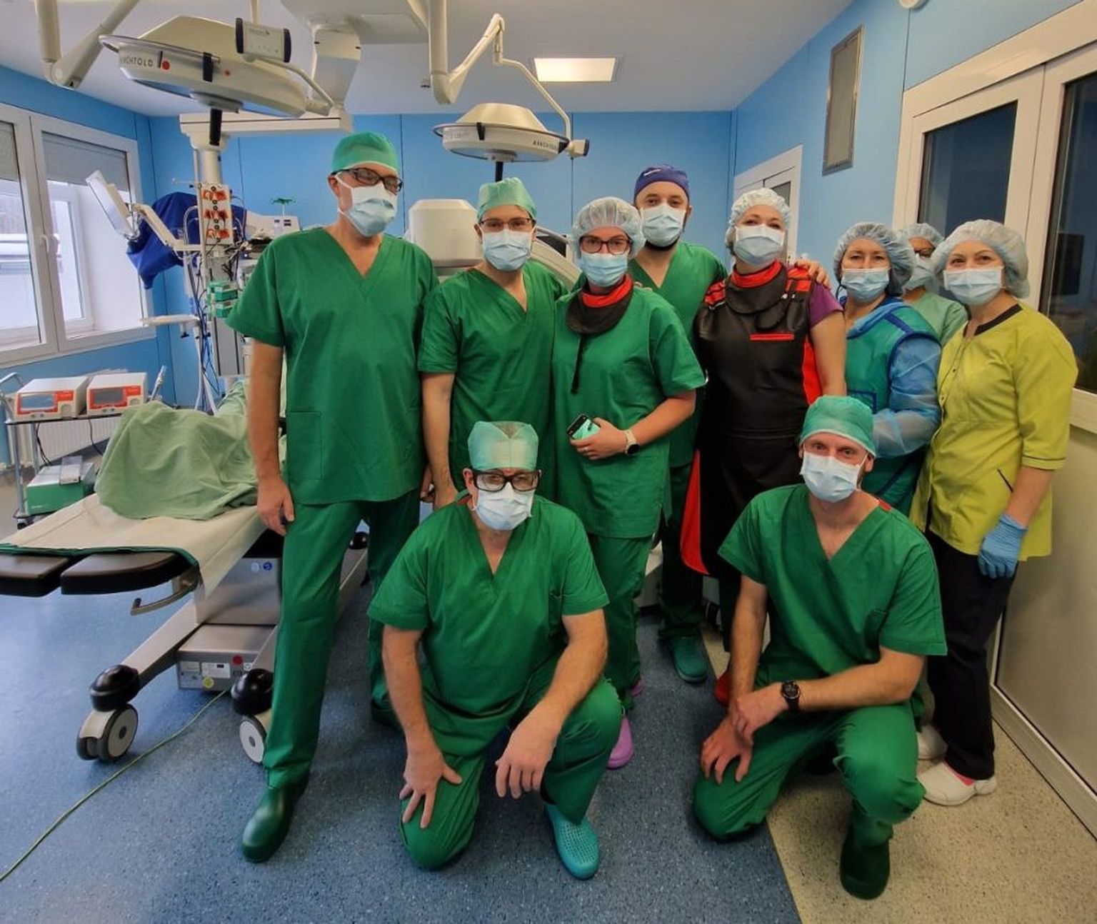 Команда, участвующая в проведении минимально инвазивной операции с применением технологии STAR. Фото с сайта Даугавпилсской региональной больницы.
