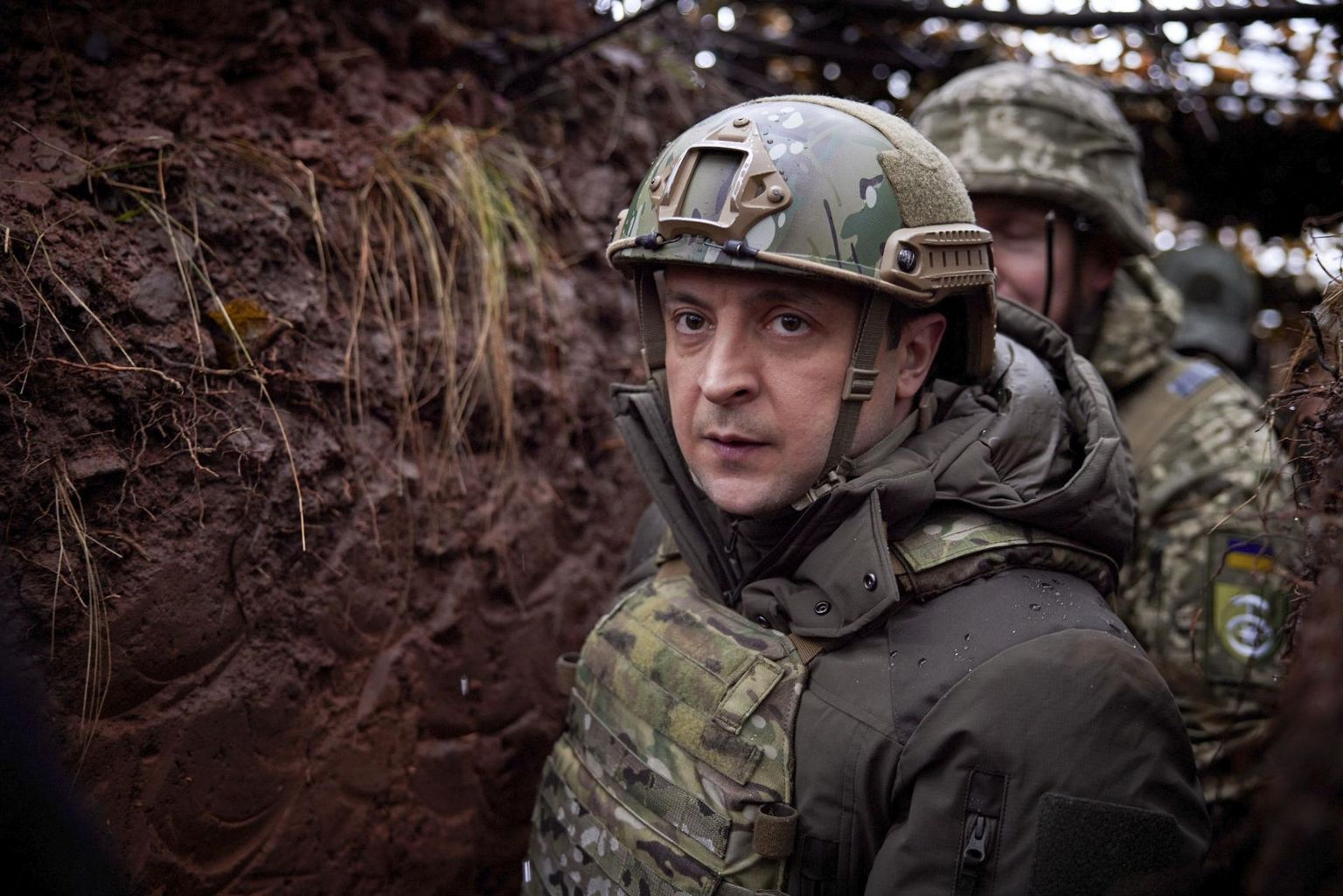 Ukraina president Volodõmõr Zelenskõi külastas oma sõdurite kaevikuid Donbassis esmaspäeval.