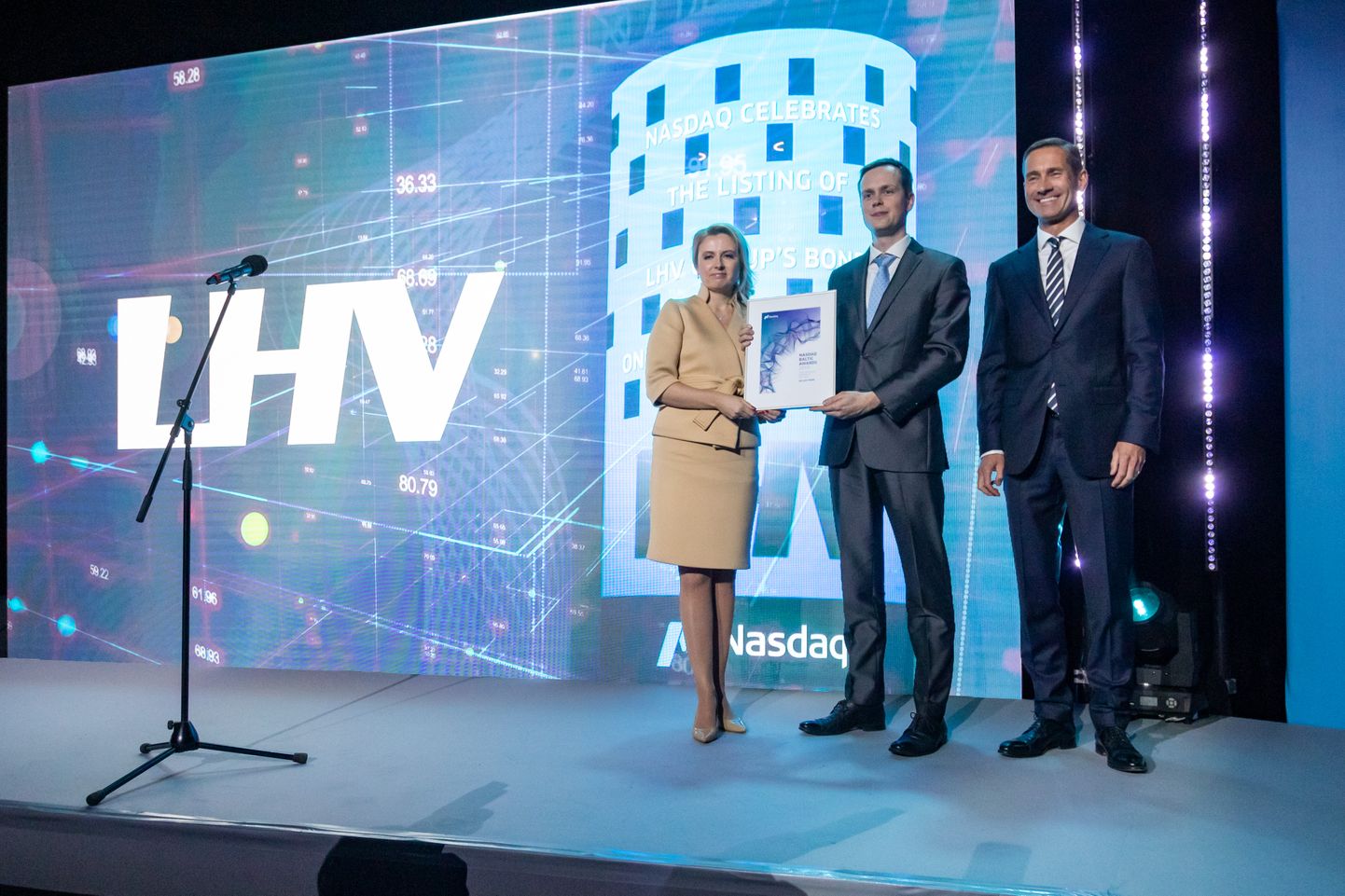LHV sai Nasdaq Baltic Awards 2019. aasta maaklerfirma auhinna. Fotol LHV maaklertegevuse juht Sander Pikkel auhinda vastu võtmas, paremal Kaarel Ots.