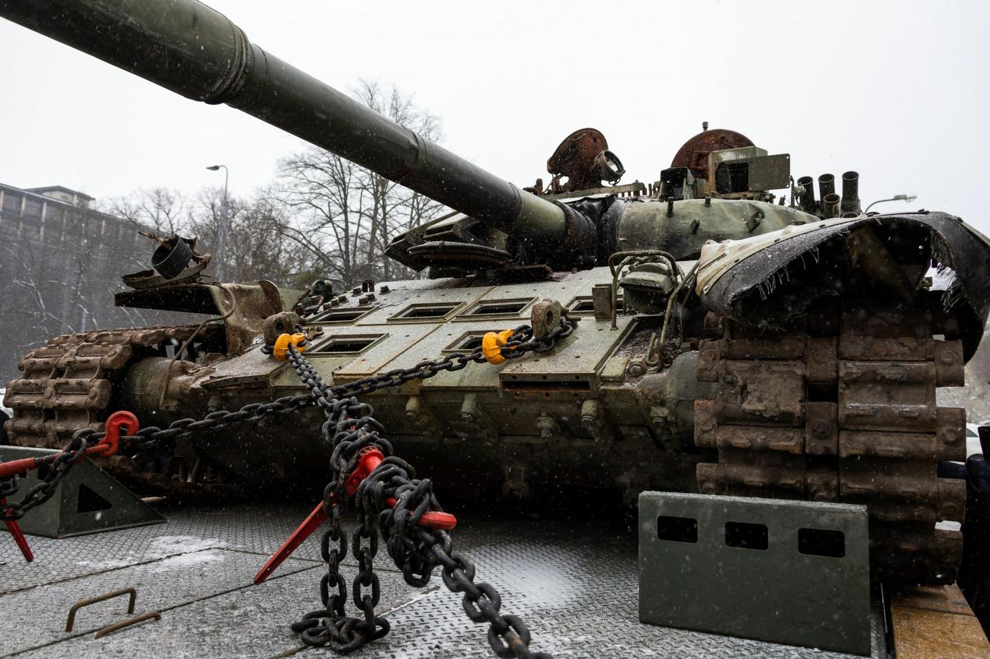 Подбитый российский танк на площади Вабадузе в Таллинне.
