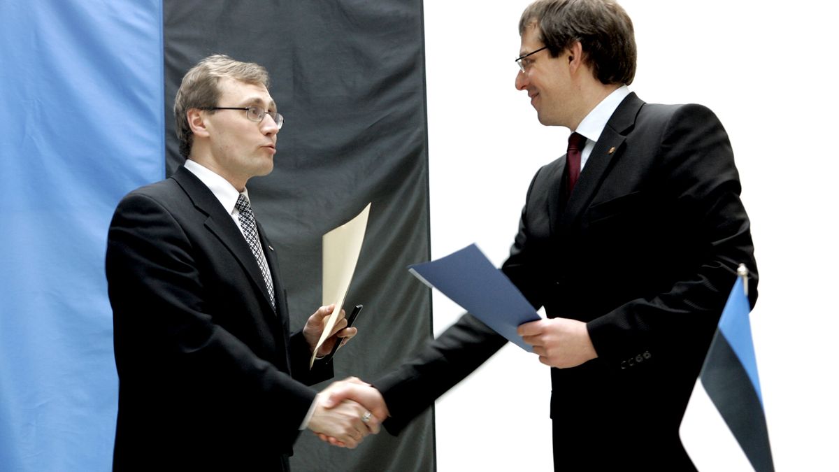 2006. aasta aprilli alguses sõlmisid Isamaaliidu ja Res Publica juhid Tõnis Lukas ning Taavi Veskimägi naerusui erakondade liitmisleppe. Hiljem selgus, et naerusuu ei suuda üha ägenevaid pingeid varjata.
