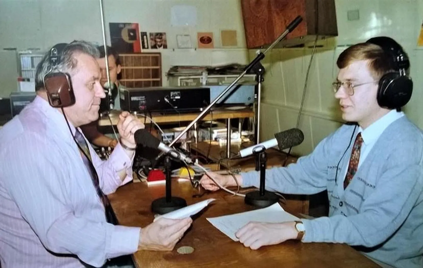 Tartu Raadio Riia mäe stuudios on aasta 1992 ühel päeval eetrisse läinud Vello Lään ja Hando Sinisalu, keda selles tegevuses aitab puldi taga Sven Mällo (tagaplaanil). Korrus allpool asub Eesti Raadio Tartu stuudio.