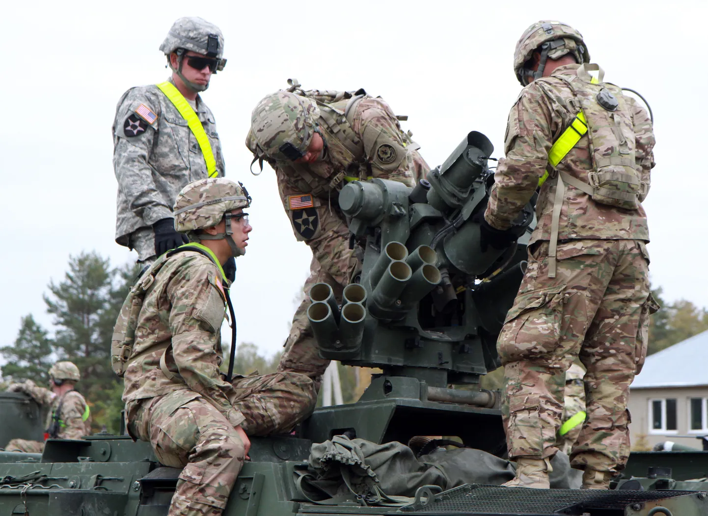 USA sõdurid laadivad maha Stryker soomustransportööre Leedu sõjaväebaasis mullu oktoobris.
