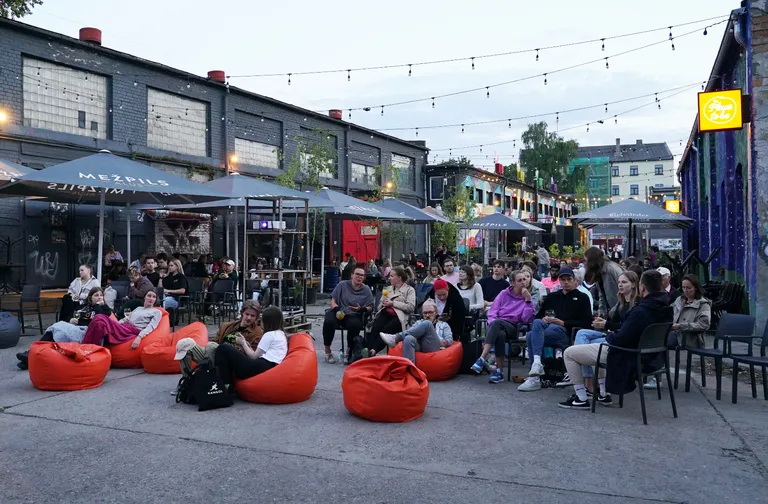 Kino baudīšana "2ANNAS" festivālā Tallinas ielas kvartālā.