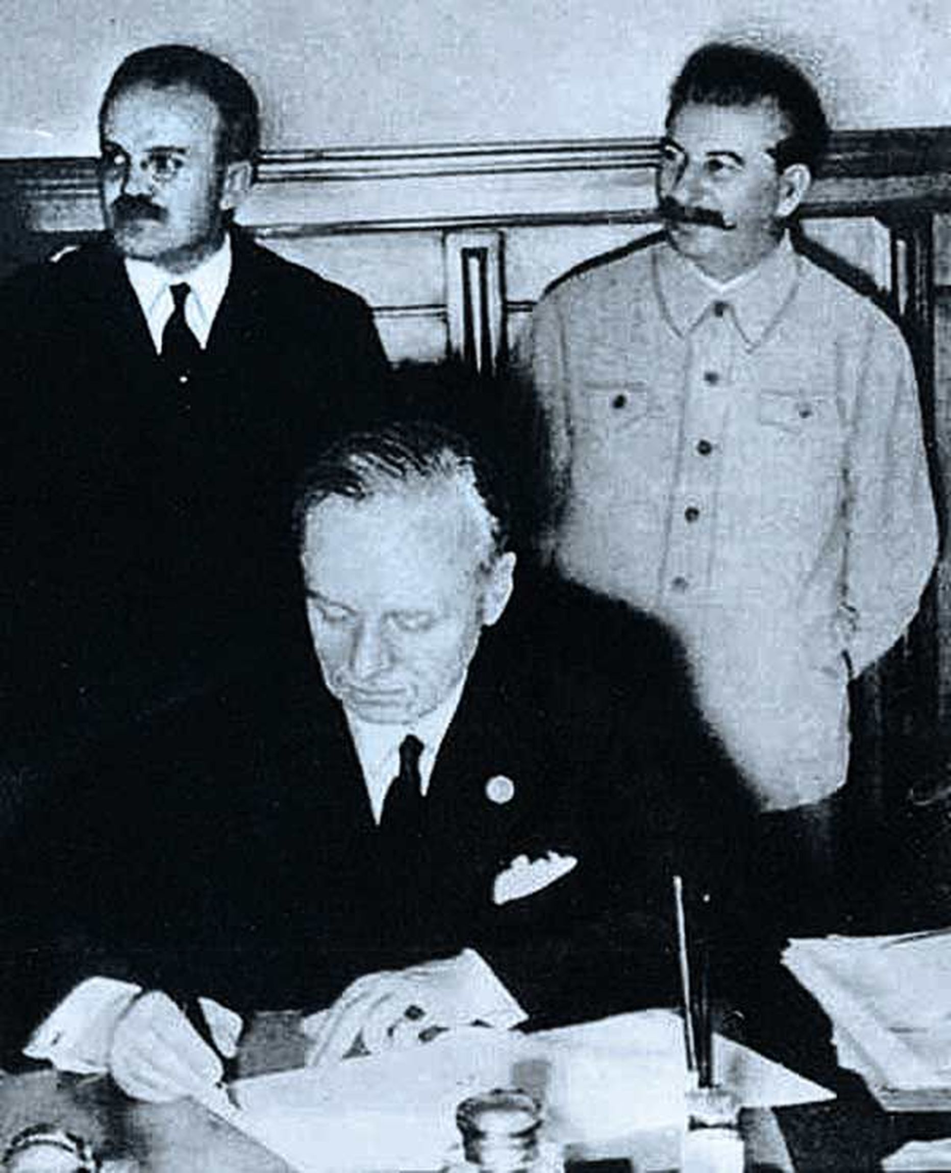 1939. aastal allkirjastatud Molotov-Ribbentropi pakt põhjustab ajaloolaste ja poliitikute erinevate tõlgenduste tõttu siiani segadust näiteks Balti riikide ja Venemaa suhetes. Pildil seisavad Vjateslav Molotov ja Jossif Stalin, allkirja annab Joachim von Ribbentrop.