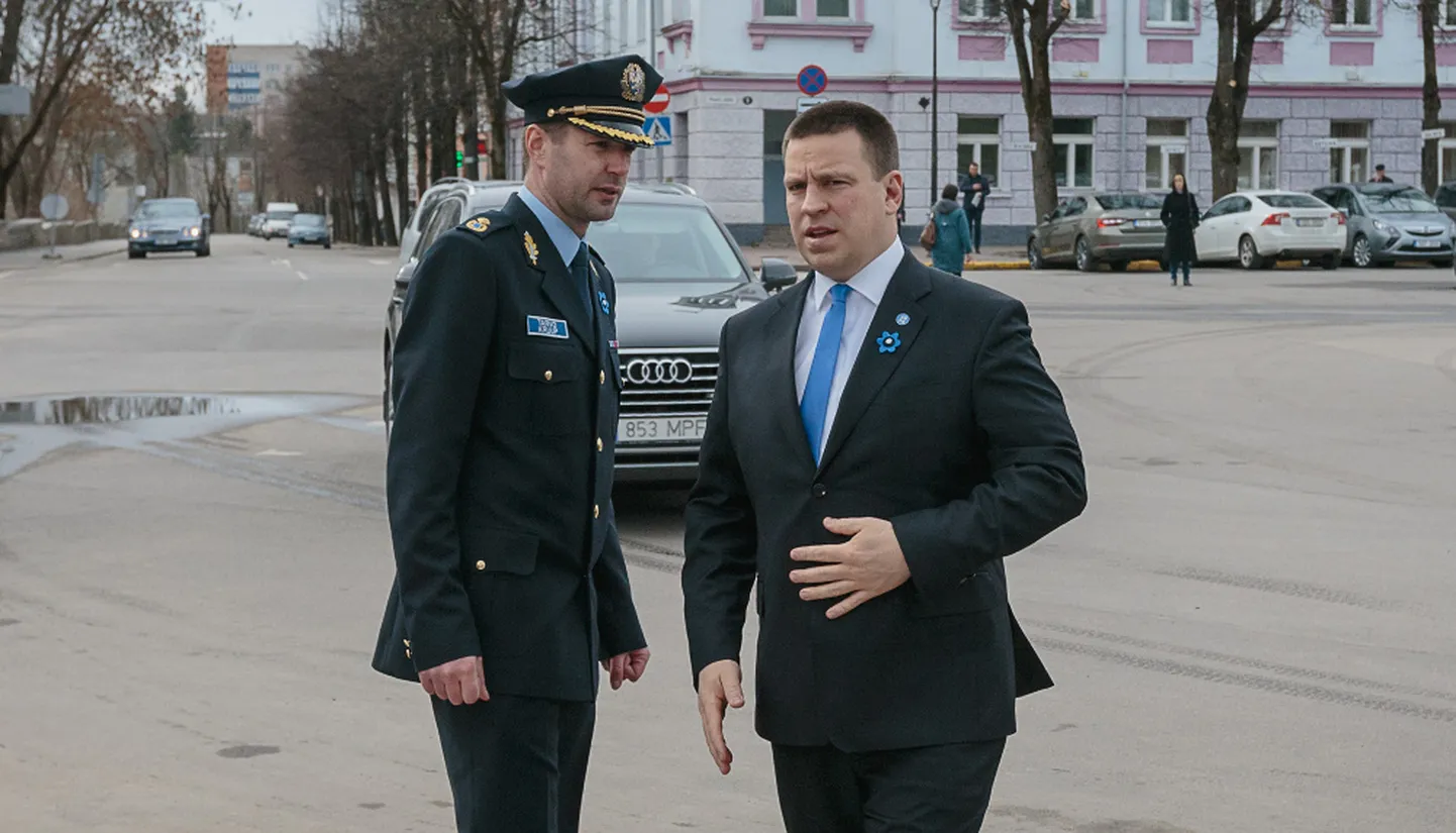 Kuulnud Narva keskerakondlastele esitatud kahtlustustest, käskis Keskerakonna esimees Jüri Ratas neil uurimise ajaks volikogu liikme staatuse peatada ja juhtivatelt kohtadelt linnaasutustest taanduda. Kas kahtlusalused saadikud parteibossi ka kuulda võtavad ja ametist taanduvad või otsustavad nad Tallinnaga otsesesse vastasseisu astuda, selgub järgmisel nädalal.


ILJA SMIRNOV/ARHIIV