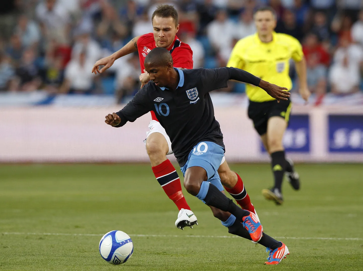 Ashley Young (palliga) kohtumises Norra vastu.