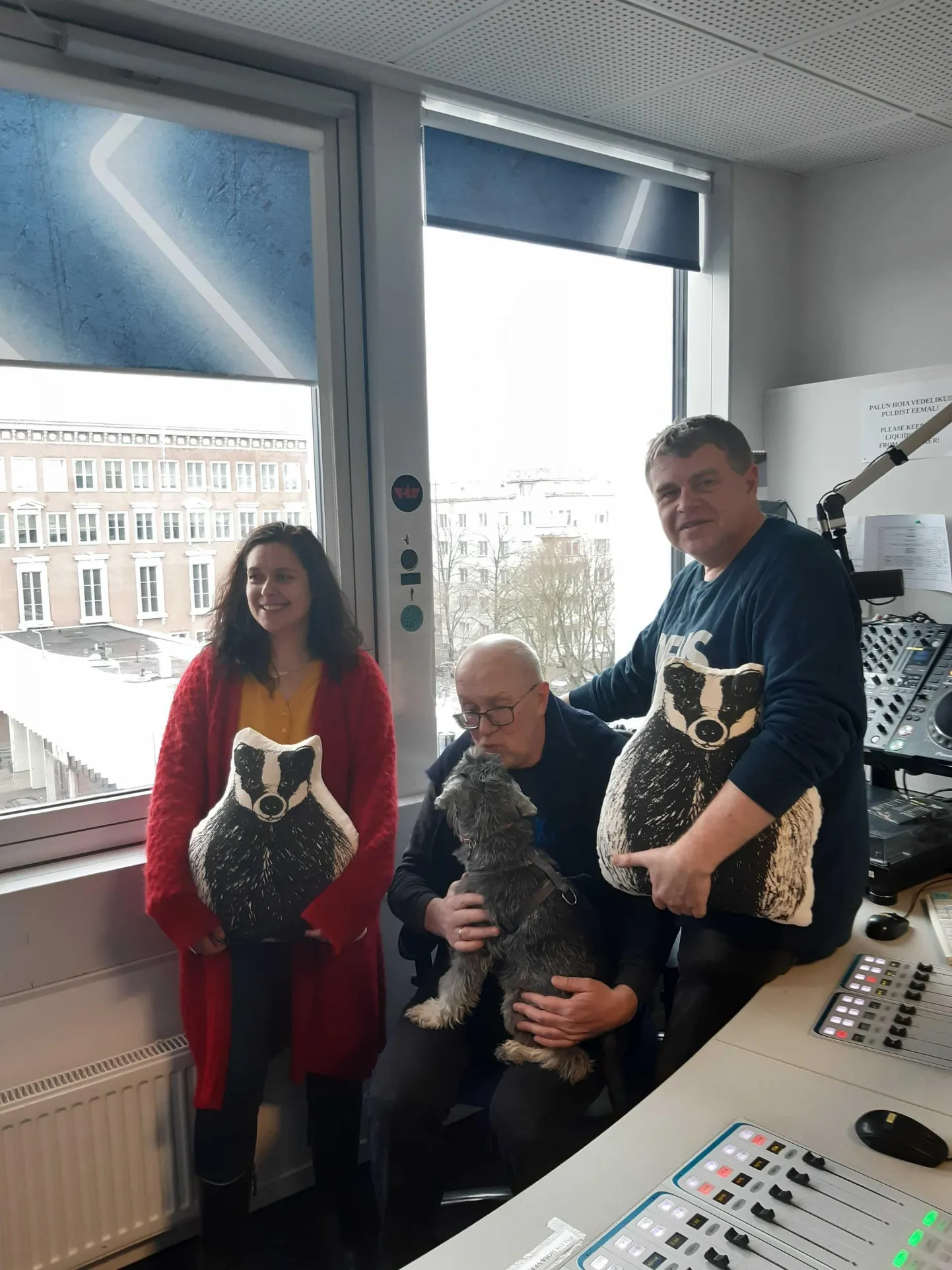 Anna-Kaisa Oidermaa, Mart Juur koer Rufusega ja Andrus Kivirähk auhinna üleandmisel Raadio2 stuudios.