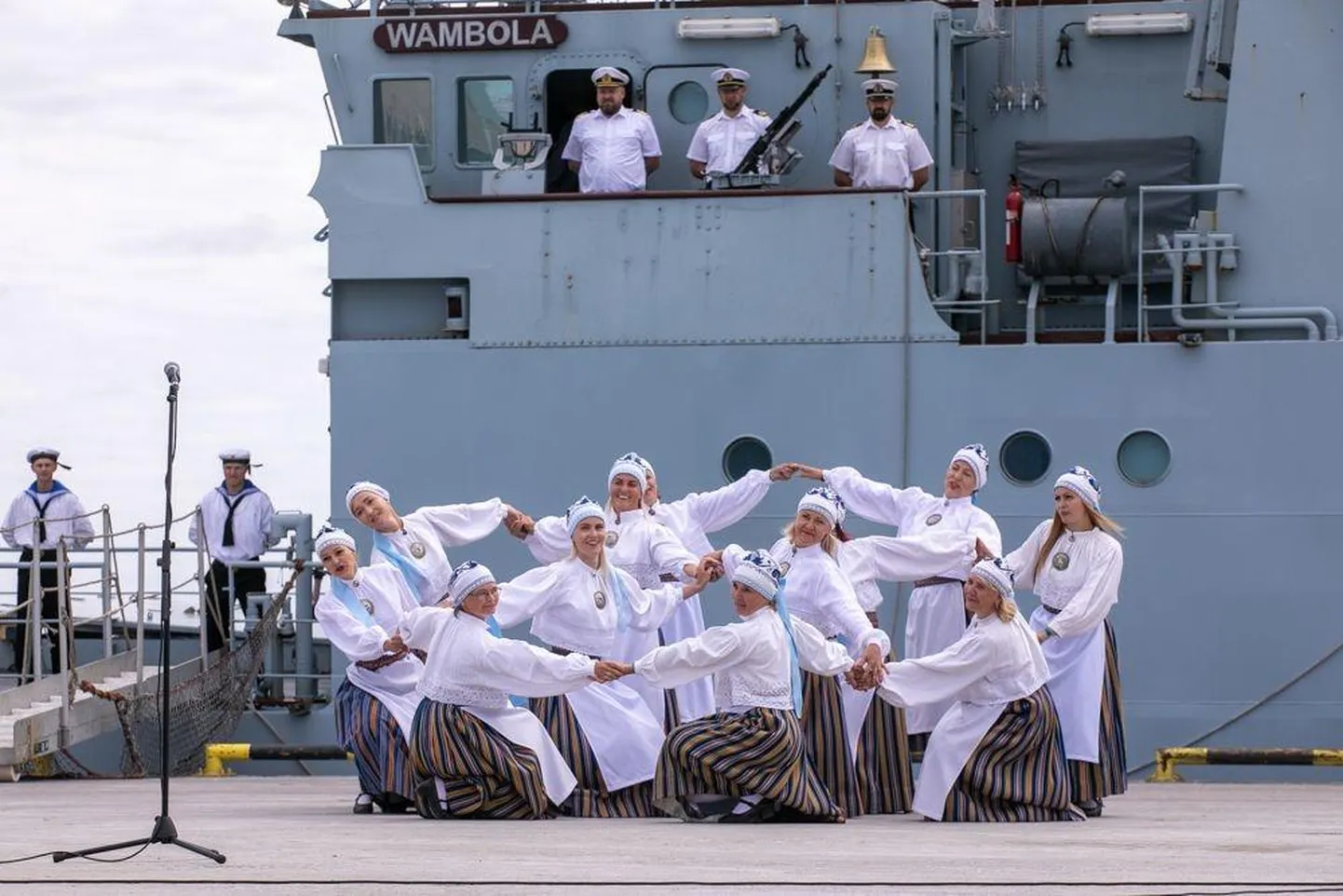 Kunda mere- ja perepäeva tantsisid linna sõpruslaev Wambola taustal avatuks Kõkutajad.