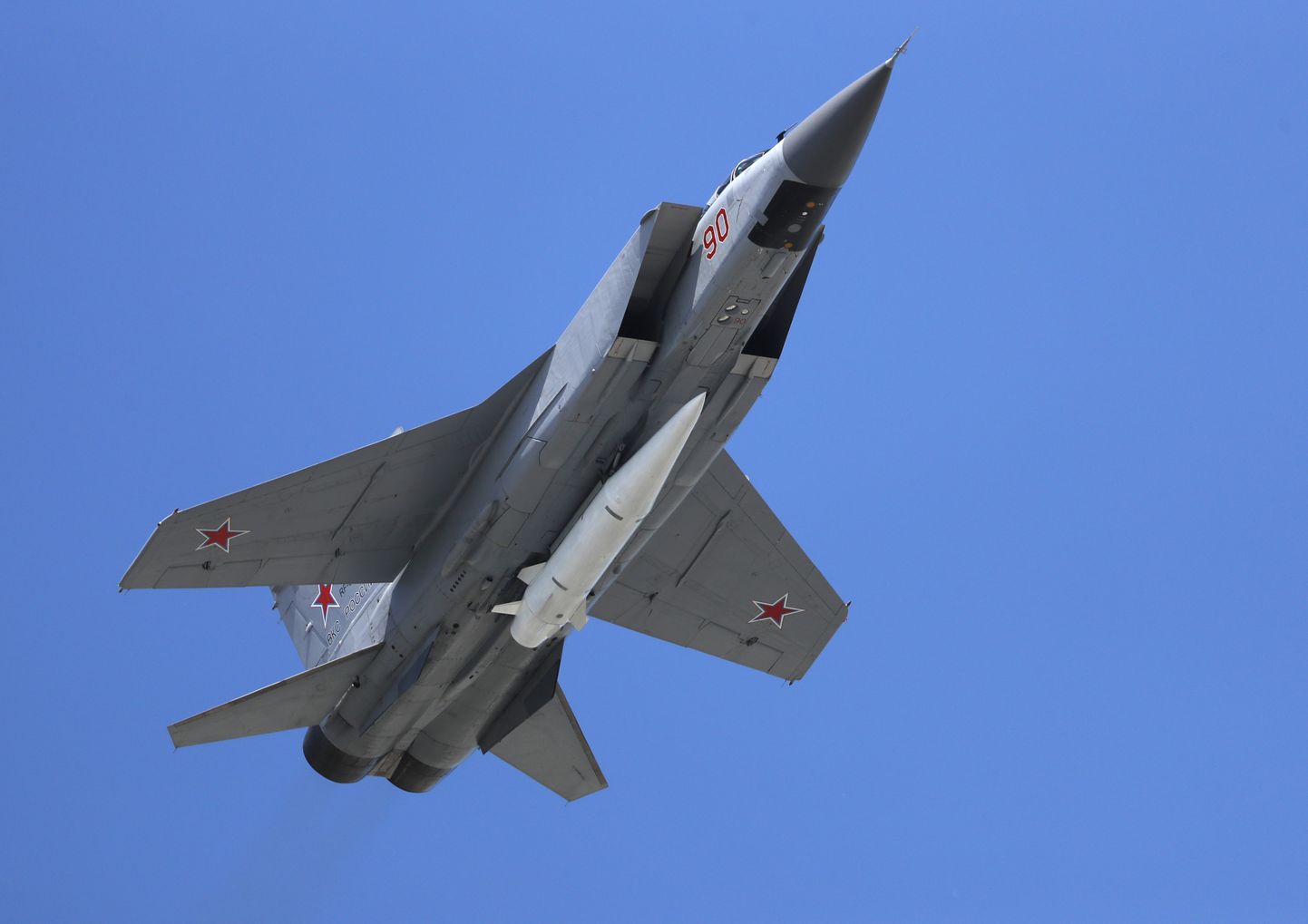 Venemaa õhuväe lennuk MiG-31K kandmas raketti Kinžal.