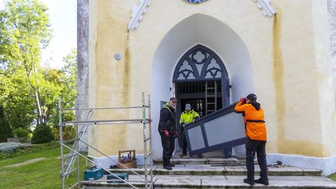Sanatooriumiravi saanud uks uhkeldab jälle kiriku ees