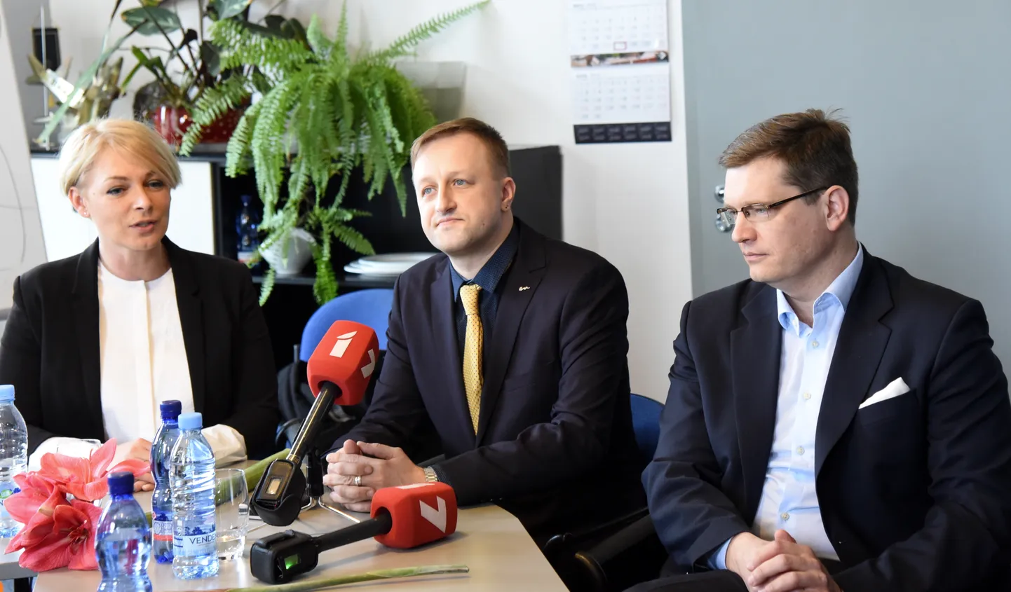Latvijas Televīzijas valdes (LTV) locekle digitālās attīstības un satura jautājumos, XXVI Vispārējo latviešu Dziesmu un XVI Deju svētku izpilddirektore Eva Juhņēviča, jaunieceltais LTV valdes priekšsēdētājs, Latvijas zāļu ražotāja "Olainfarm" mārketinga tirgus datu analītiķis Einārs Giels un LTV valdes loceklis finanšu jautājumos Ivars Priede piedalās preses konferencē pēc Nacionālā elektronisko plašsaziņas līdzekļu padomes sēdes, kurā apstiprināja jauno LTV valdi.