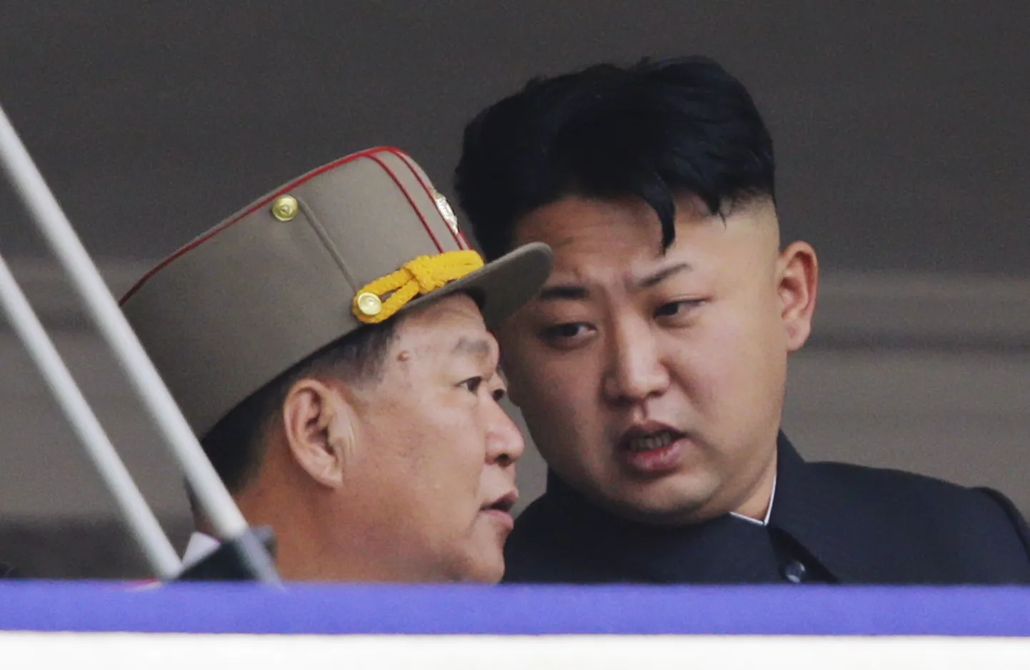 Kim Jong-un räägib Põhja-Korea poliitbüroo ja rahvaarmee poliitilise juhi Choe Ryong-haega (vasakul), 27. juulil 2013. a.