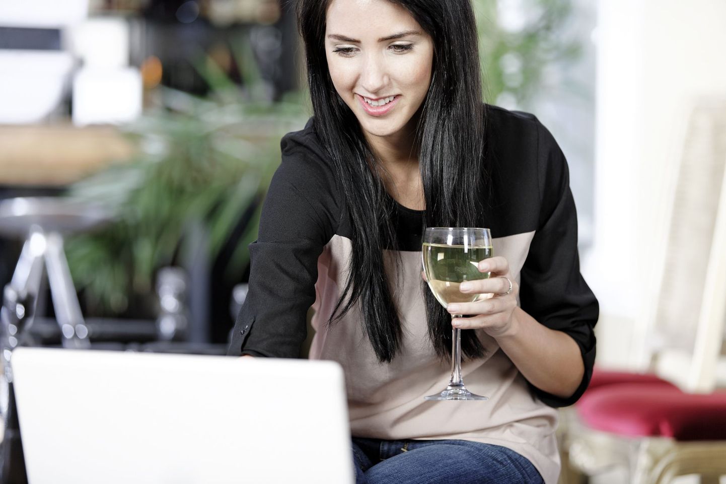 Noorte naiste seas levib komme päeva veiniklaasiga lõpetada.