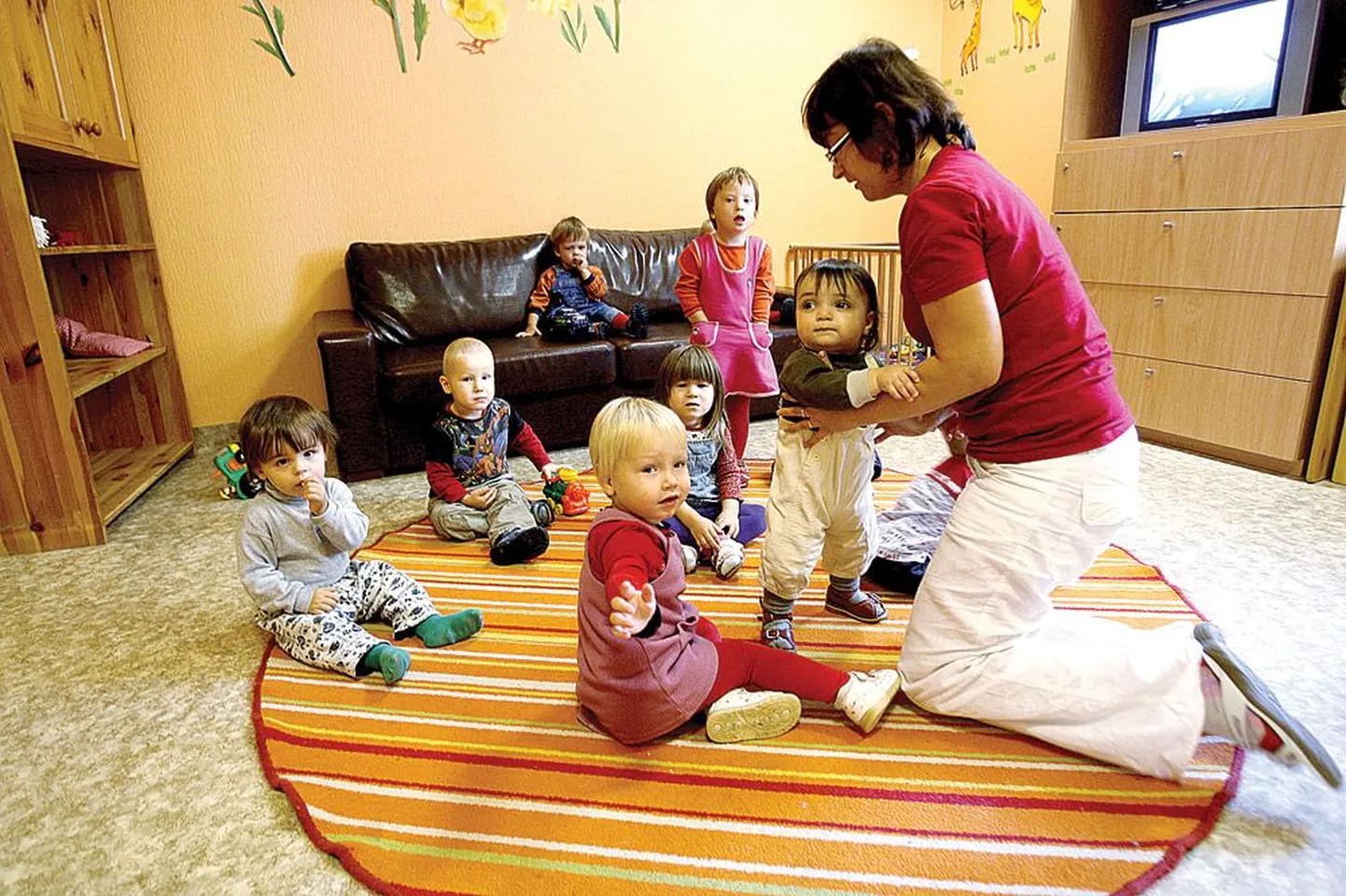 Eile hommikupoolikul müttasid mängutoas Käopesa lastekodu kõige väiksemad kasvandikud, keda abistas kasvataja Gertrud Kõiv.