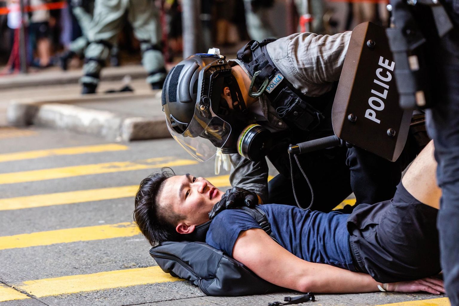 Hongkongi märulipolitseinik pidamas kinni meeleavaldajat. 