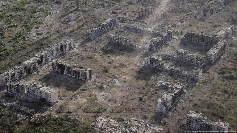 Дрон с ИИ помогает оператору держать курс даже в плохих погодных условиях или на местности, где уничтожена застройка. На фото: поселок Часов Яр, уничтоженный во время боев в Донецкой области (фото из архива)