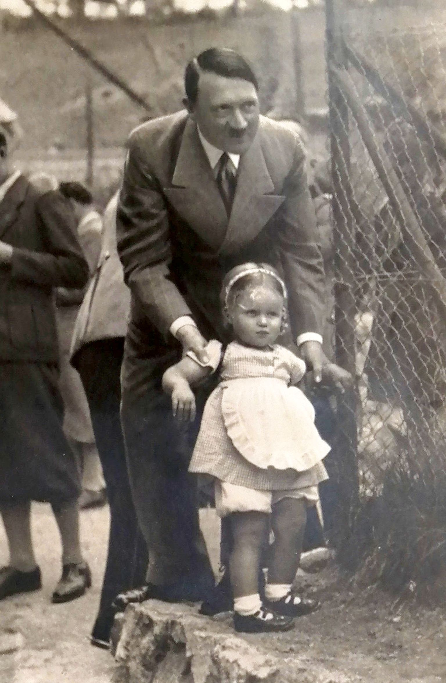 Adolf Hitler 1936. aasta fotol koos väikese tüdrukuga