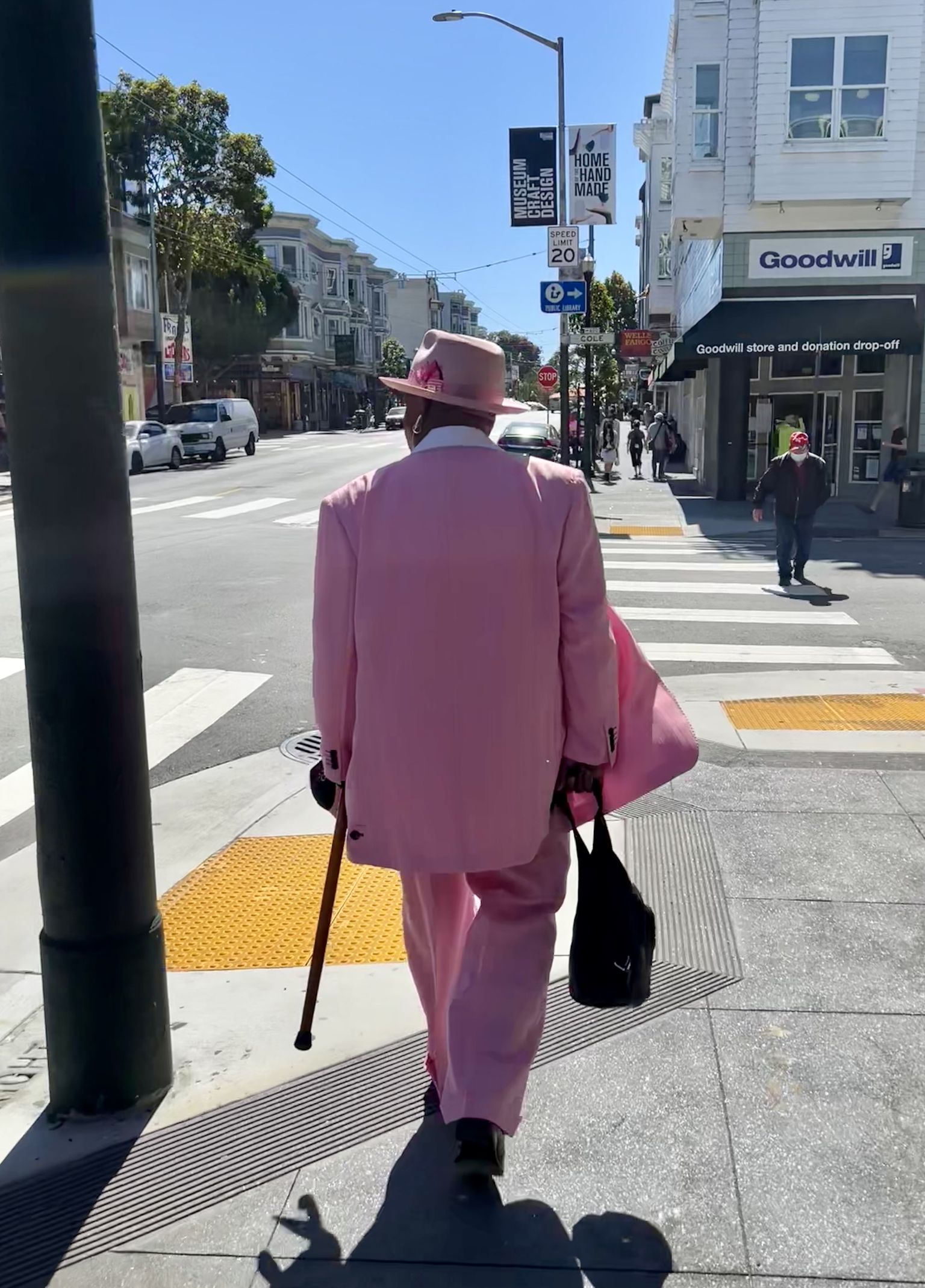 San Francisco vabadus olla just nii nagu tahad on siiani lummav. Härra roosas ülikonnas omaaegses hipiliikumise südames Haight-Ashbury naabruskonnas.