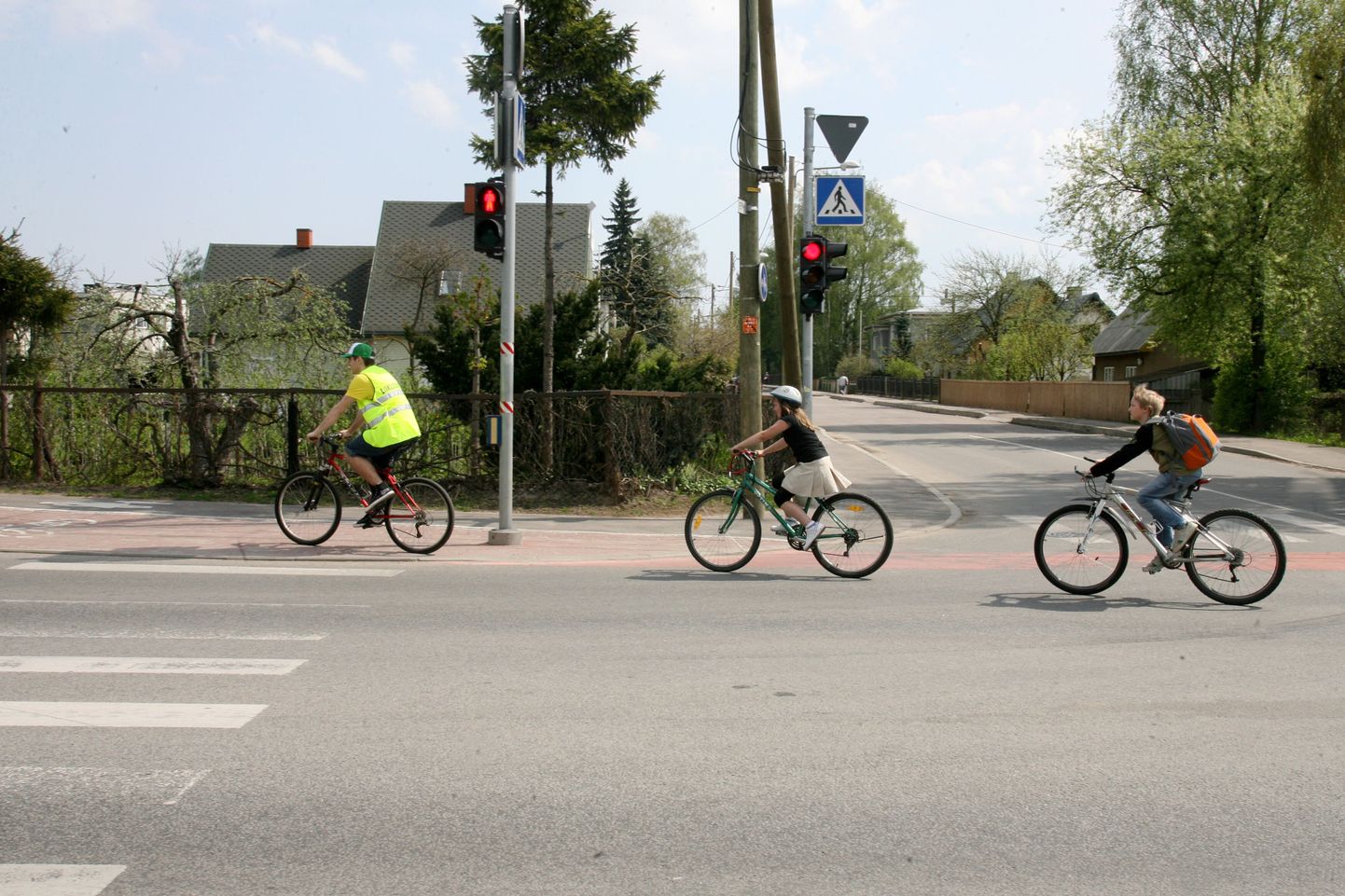 Pildil jalgratturid linnasõidul.