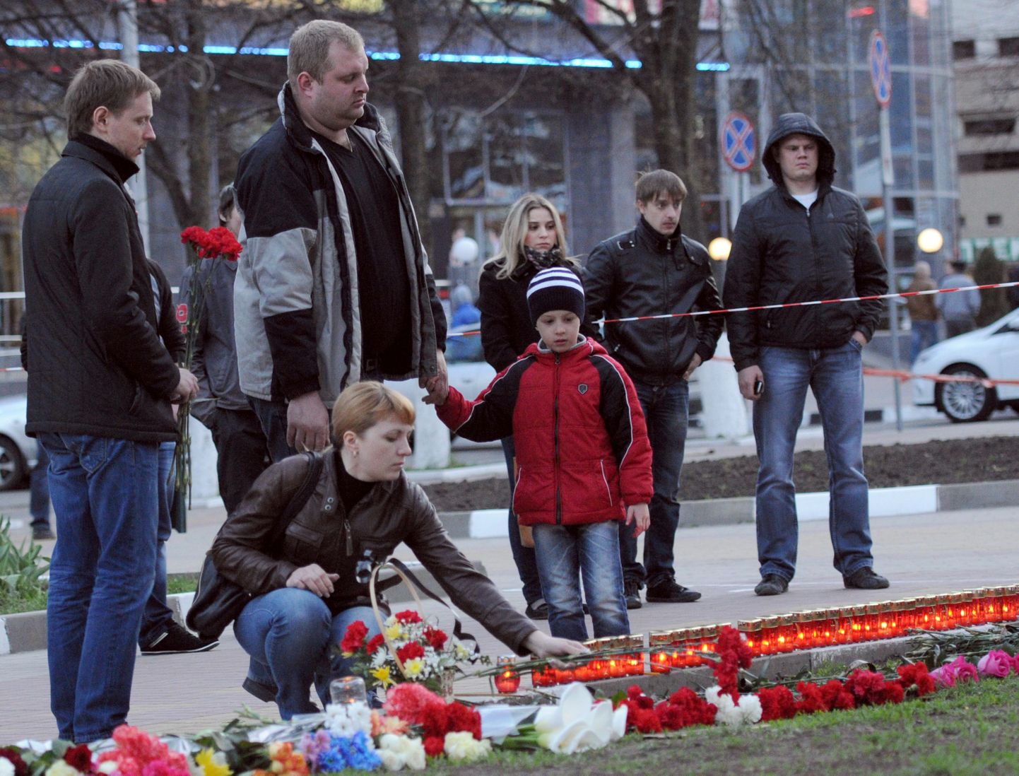 Люлди несут цветы и свечи к месту трагедии в Белгороде.