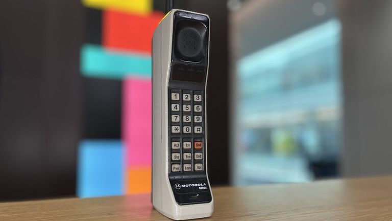 Потребительская версия первого мобильника Motorola сейчас находится в коллекции Музея мобильных телефонов