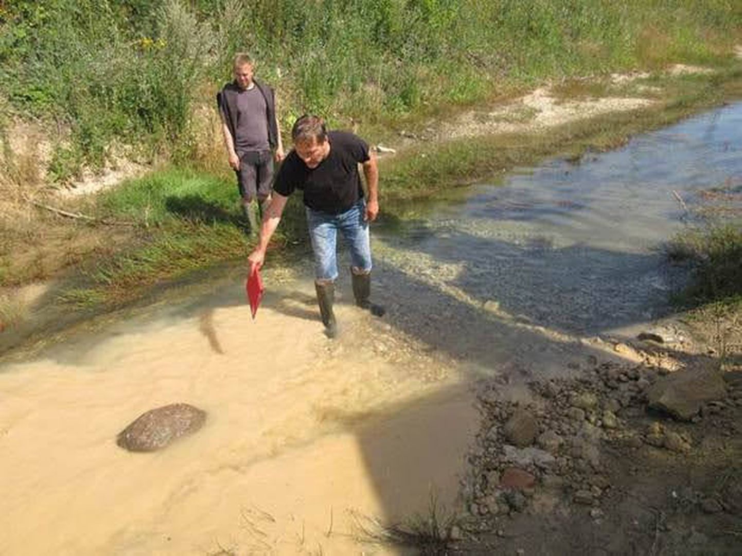 Восстановление рыбного сообщества в бассейне реки Пуртсе может занять десяток лет. На снимке - созданная для рыб песчаная подушка.