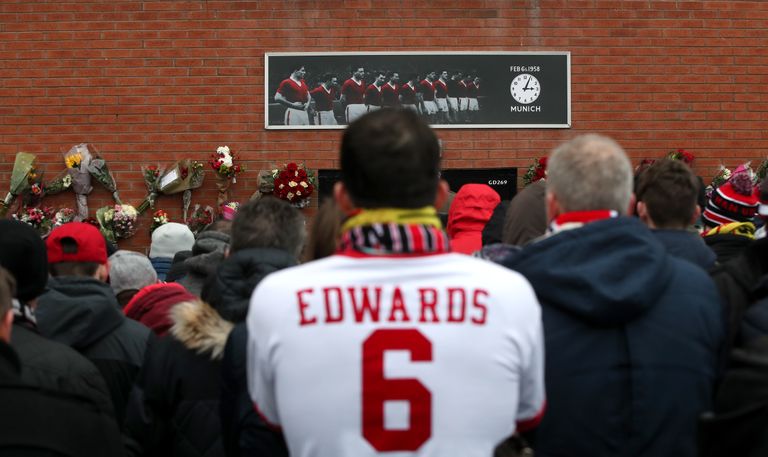 Fännid hoiavad Duncan Edwardsi ja teiste hukkunute mälestust au sees.