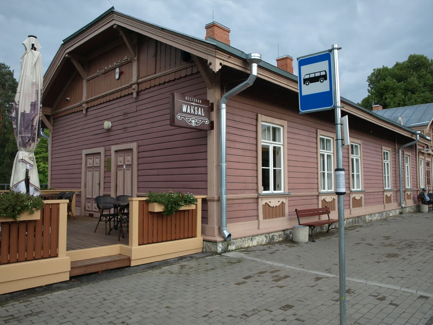 Soojal ajal saab Waksali sissepääsu ees süüa ka terrassil.