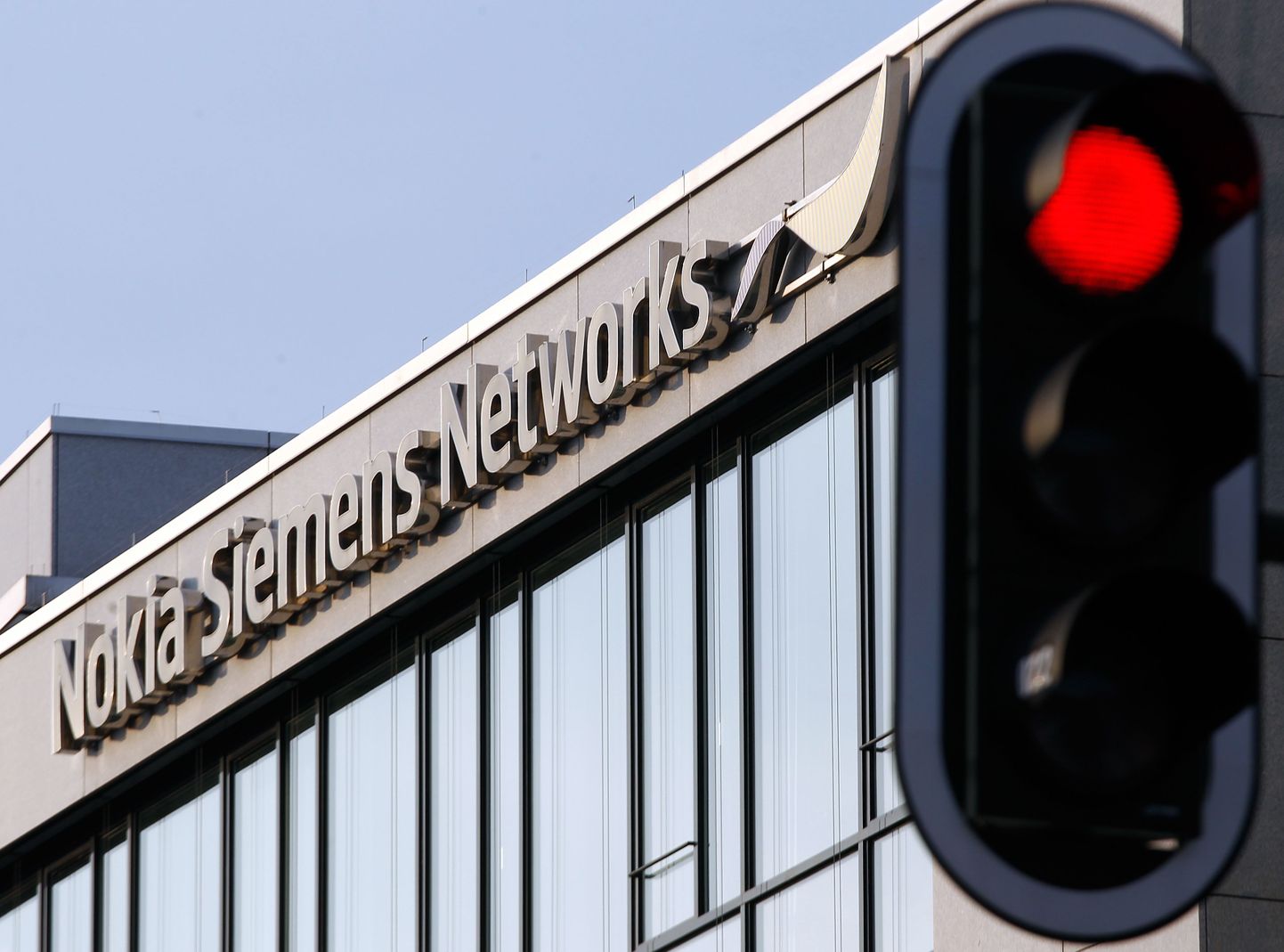 Punane foorituli Nokia Siemensi peakorteri lähistel.