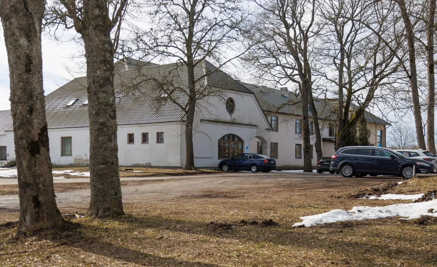 Virtsu rahvamaja asub kooli külge ehitatud saalis ja kohalikud kahtlustavad, et pärast kooli kolimist lasteaia ruumidesse müüakse kogu hoone erakätesse ja sinna tuleb hooldekodu.