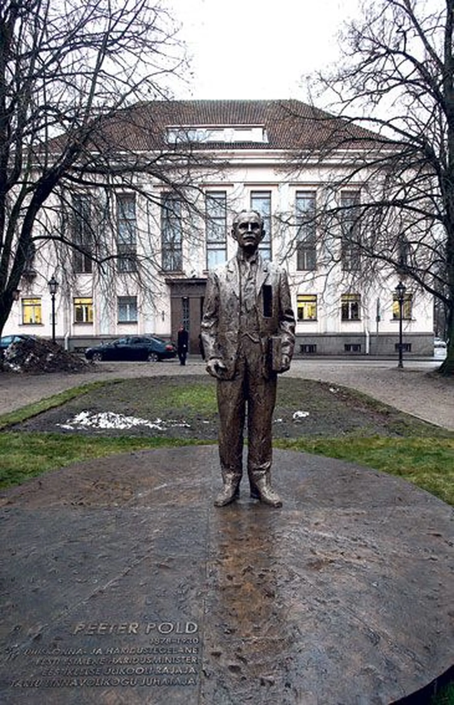 Peeter Põllu monument haridusministeeriumi ees.