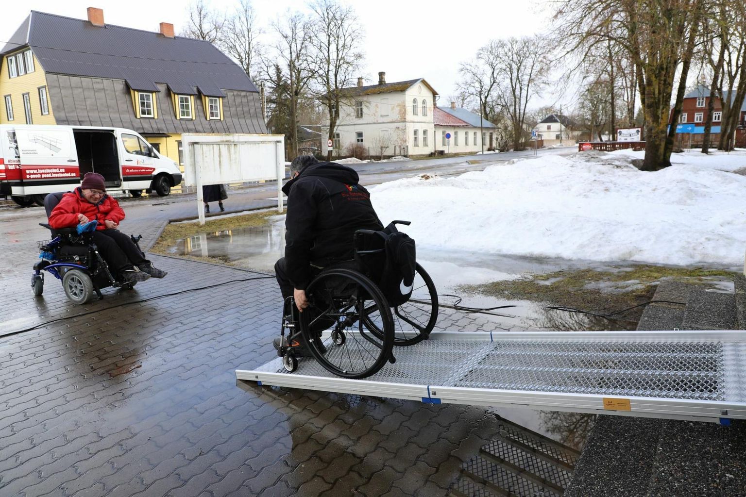 Eelmisest nädalast on Koeru kultuurimaja peaukse juures teisaldatav kaldtee, mida mööda pääsevad ratastoolis liikujad nagu Rein Objartel (vasakul) majja üritustele lihtsama vaevaga.
