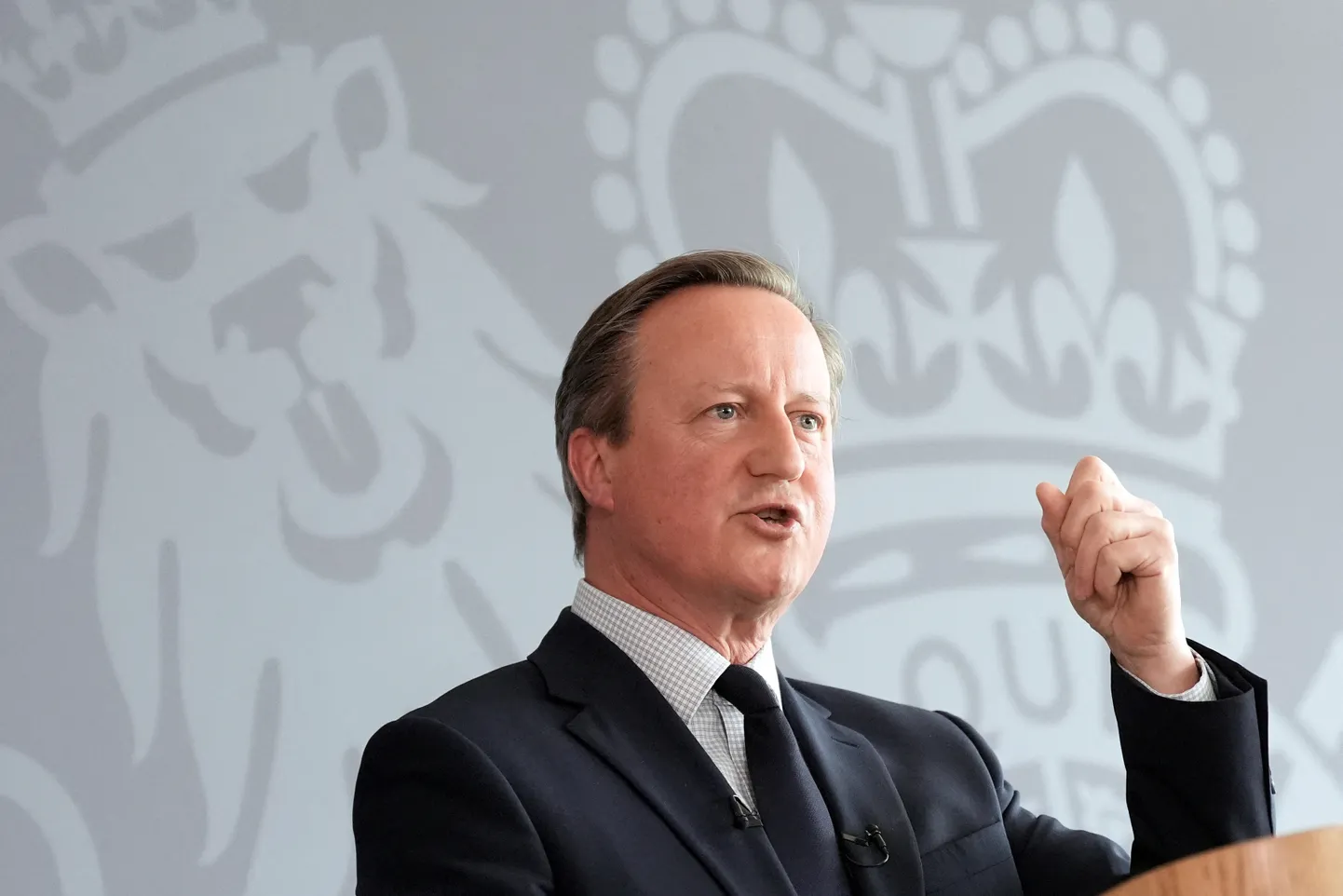 Briti välisminister David Cameron küberturbekeskuses kõnelemas.