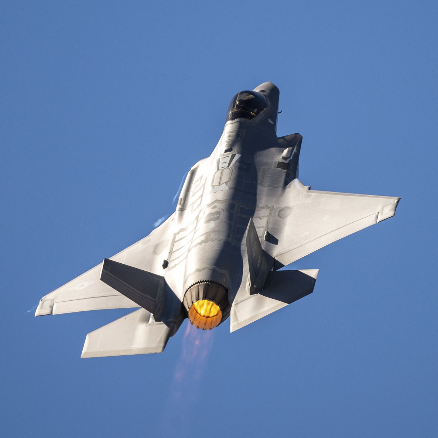 USA varghävitaja F-35 23. märtsil Tucsonis Arizona lennundusmessi raames lendu tegemas.